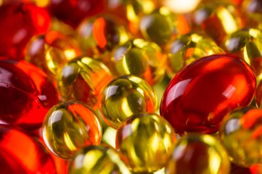 Sarı ve kırmızı tıbbi kapsül