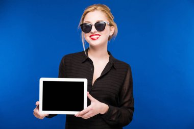 Tablet ellerde ile kız