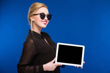 Tablet ellerde ile kız