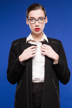 kız siyah ceket ve gözlük