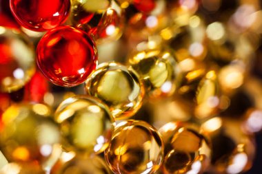 Sarı ve kırmızı tıbbi kapsül