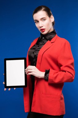 Tablet ellerde ile kız