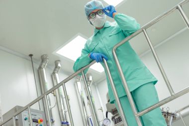 bitki laboratuvarda çalışan bilim adamı