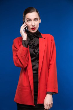 Kız telefonda konuşuyor. 