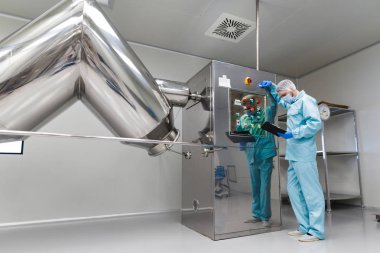 bilim adamı Denetim Masası tank yakınındaki yapılandırır