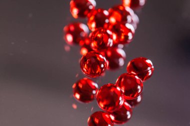 kırmızı tıbbi kapsüller