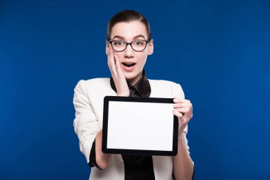 Tablet ellerde ile kız