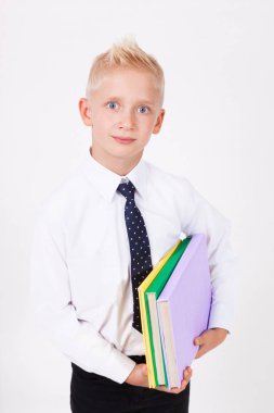Kitaplarla gömlekli sarışın öğrenci