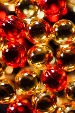 Sarı ve kırmızı tıbbi kapsül