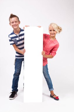 Beyaz posteri ile mutlu okul