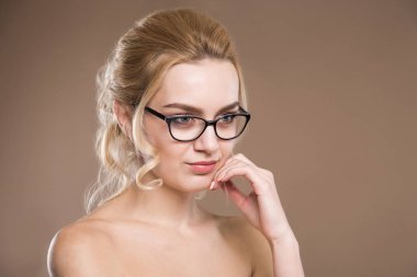 güzel sarışın gözlüklü