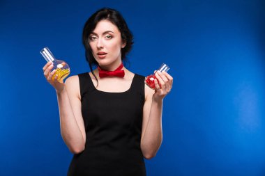 test tüpleri ve hapları ile kız