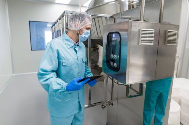 metal tank tarafından tablet olan bilim adamı