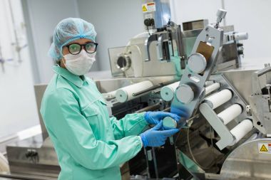 endüstriyel makine yakınındaki Facroty işçi