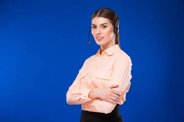 Menina em blusa laranja com um fone de ouvido — Fotografia de Stock