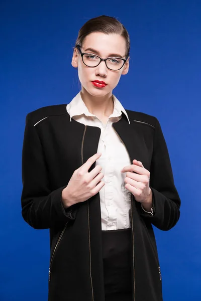 Chica en chaqueta negra y gafas —  Fotos de Stock