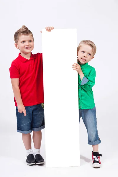 Skolan pojkar med vit affisch — Stockfoto