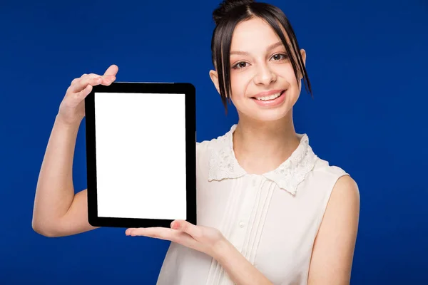 Giovane ragazza con tablet in mano — Foto Stock