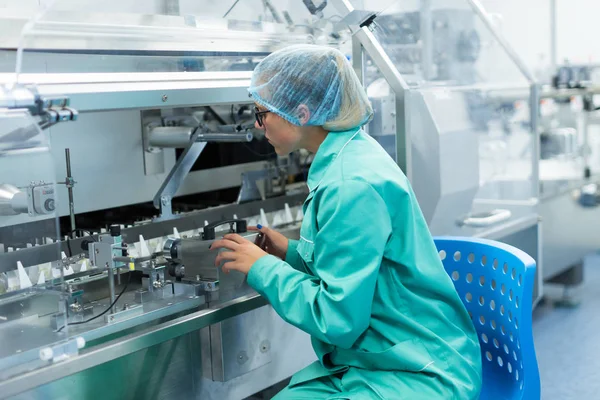 Scientist is standing near machine at factory — Stock Photo, Image