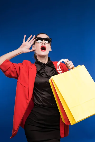 Chica en chaqueta roja con bolsas de papel —  Fotos de Stock