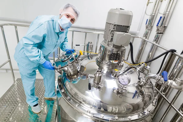 Scientist working with tank in plant — Stock Photo, Image