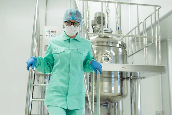 Scientist working in plant laboratory — Stock Photo, Image