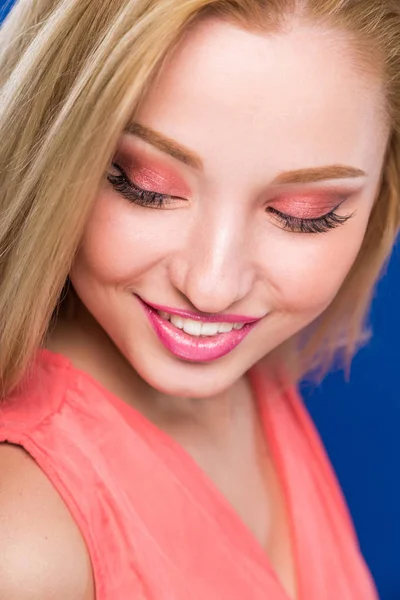 Junges Mädchen mit rosa Make-up — Stockfoto
