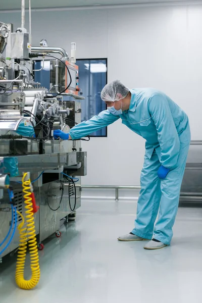科学家正站在工厂的机器旁 — 图库照片