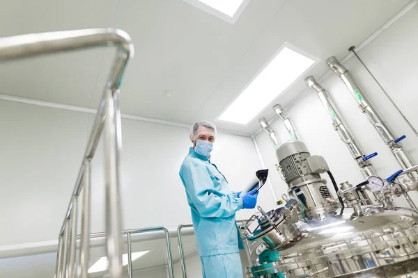 Cientista que trabalha com tanque em planta — Fotografia de Stock