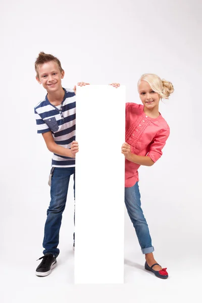 Niños felices con póster blanco — Foto de Stock