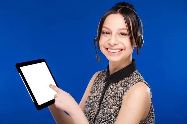 Chica joven con tableta y auriculares — Foto de Stock