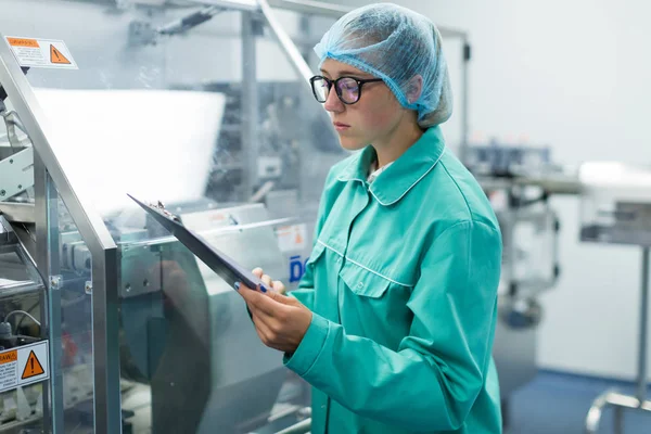 Industriële wetenschapper met tablet — Stockfoto