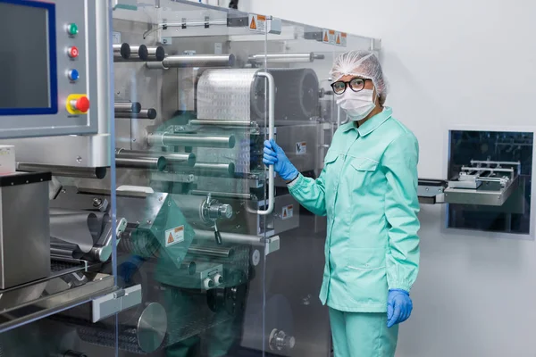 Scientist standing near tank in factory — Stock Photo, Image