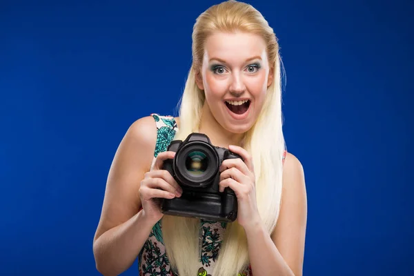 Mosolygó lány, kezében a fényképezőgéppel — Stock Fotó