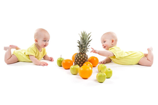 милые младенцы с фруктами
