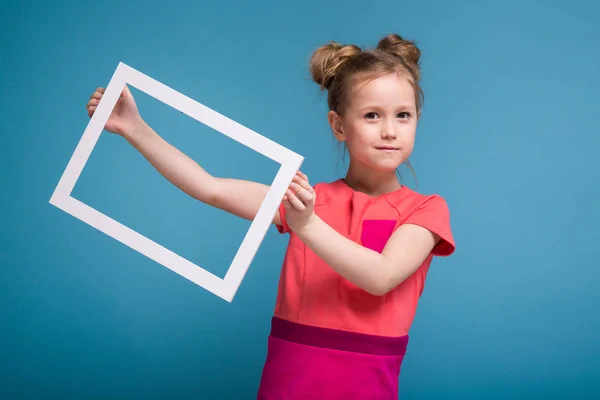 Roztomilá malá holka nosných rámů — Stock fotografie