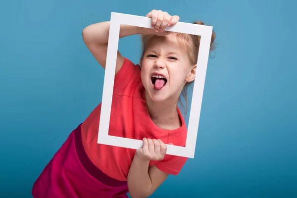 Roztomilá malá holka nosných rámů — Stock fotografie