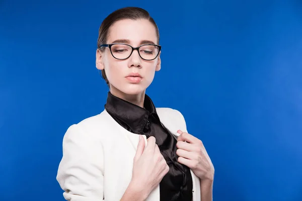 Chica en chaqueta blanca y gafas — Foto de Stock