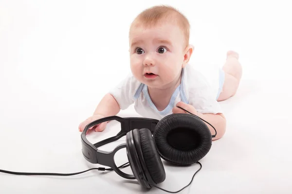 Lindo bebé niño con auriculares — Foto de Stock