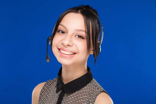 Jong meisje met headset — Stockfoto