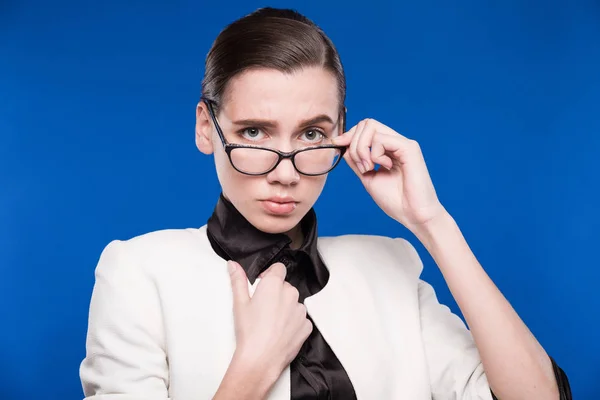 Chica en chaqueta blanca y gafas — Foto de Stock