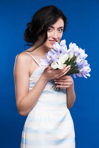 Ellerinde çiçeklerle genç kız — Stok fotoğraf