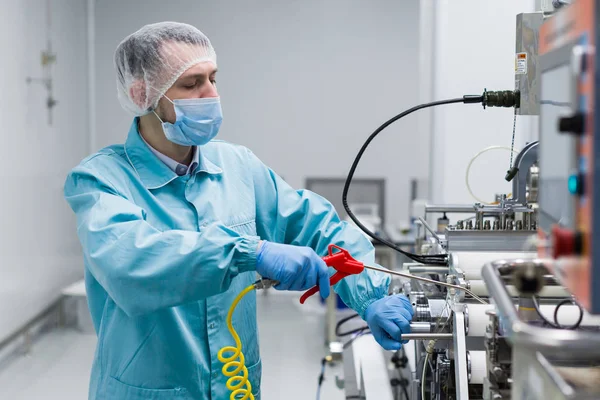 Scienziato che lavora nel laboratorio dell'impianto — Foto Stock