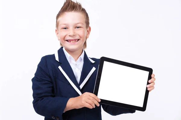 Niño de escuela en traje con tableta — Foto de Stock