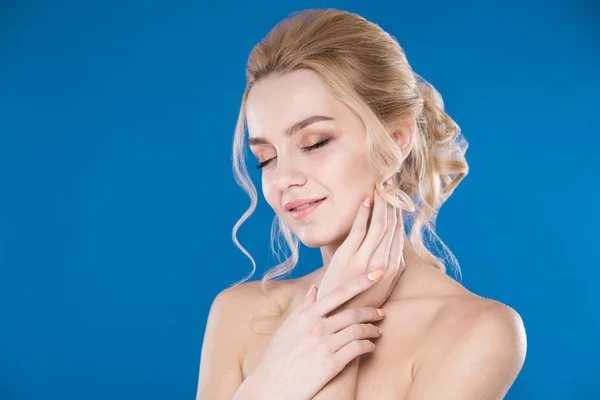 Vrouw met handen in de buurt van gezicht — Stockfoto