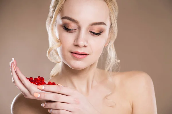 Vrouw met rode pillen — Stockfoto