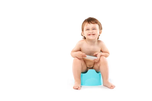 携帯電話を使ってポットに男の子の赤ちゃん — ストック写真