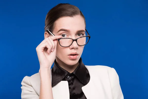 Mädchen in weißer Jacke und Brille — Stockfoto