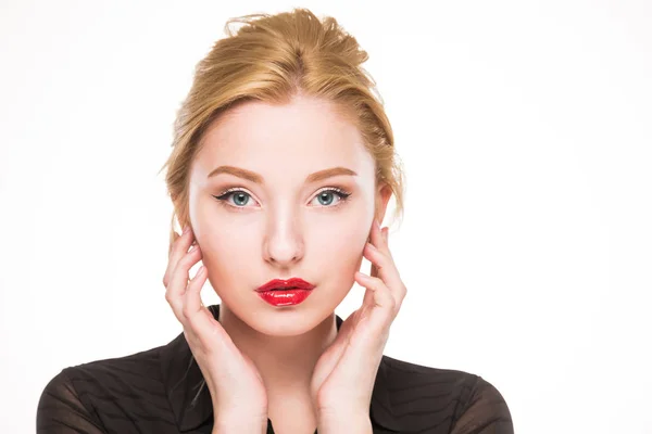 Blond meisje met rode lippen — Stockfoto