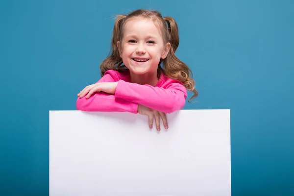 Μικρό κορίτσι μελαχρινή με άδειο αφίσα — Φωτογραφία Αρχείου